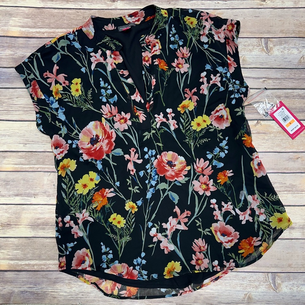Vince Camuto V-Neck Front Placket short sleeve floral print Blouse size S